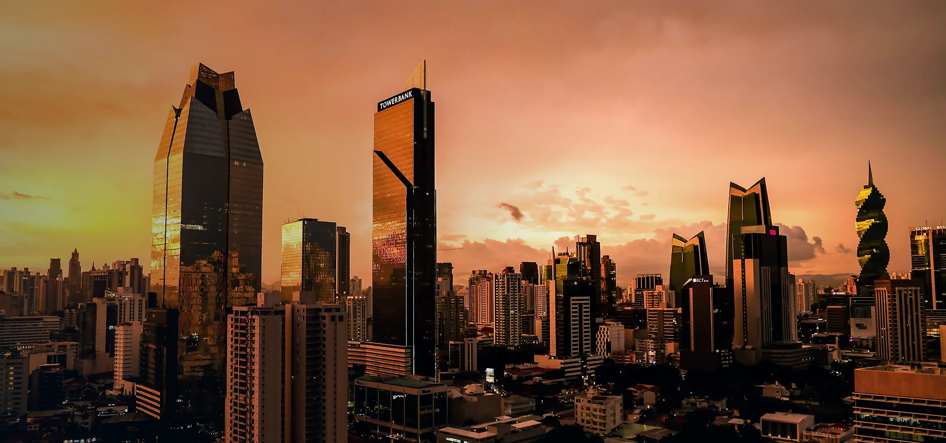 Vista del skyline de Panamá al atardecer para entrada legal y empresarial internacional